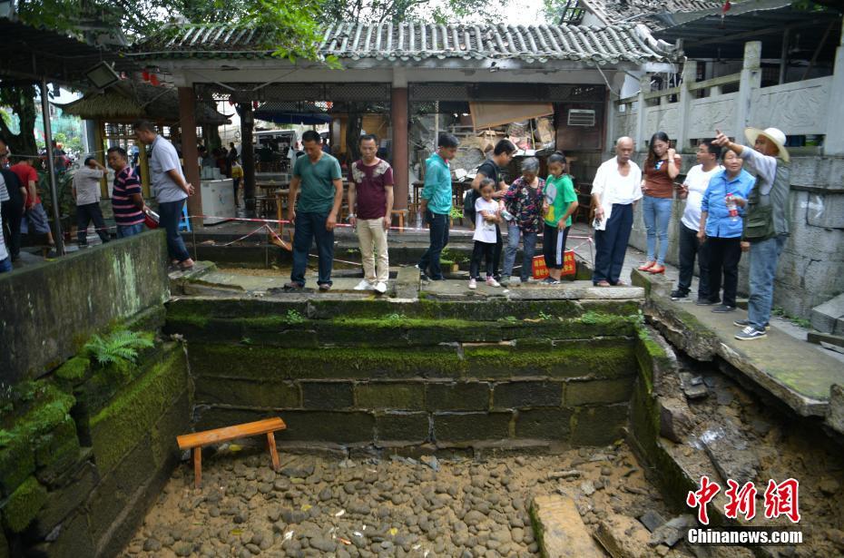 四川长宁古迹葡萄井在地震中损毁 招牌凉糕或将消失
