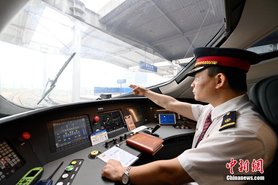 复兴号智能动车组在成渝城际间投用