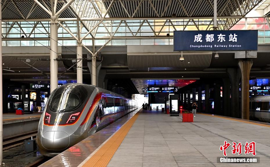 图为g8602次安全正点抵达成都东站. 胡志强 摄