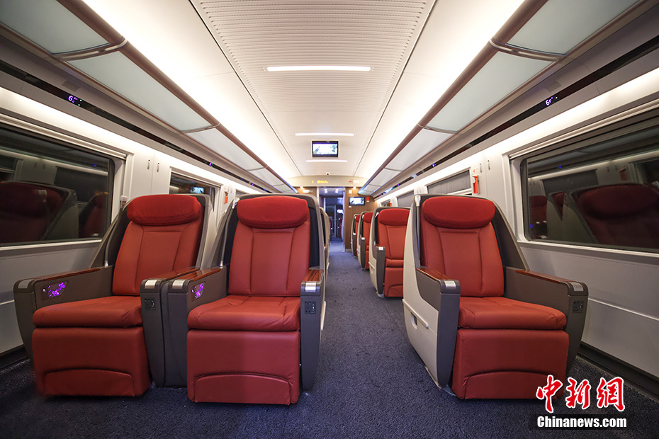 一列崭新的cr400bf-a-3025型16辆长编组"复兴号"动车组,由技术人员对