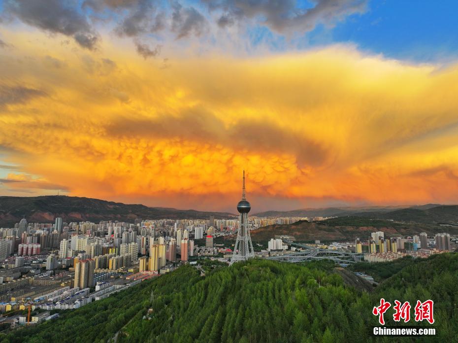 航拍古城西宁阵雨过后的美丽晚霞.