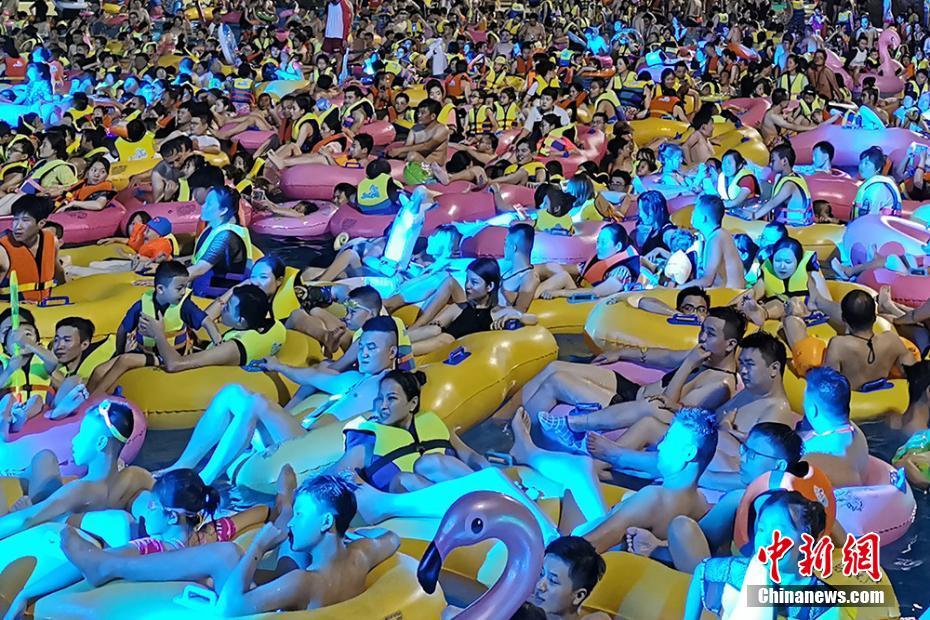 高温"暴击"长三角 天目湖泳池客人爆满