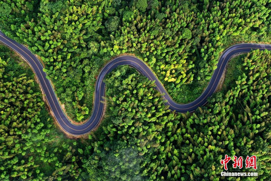 航拍江西百丈山盘山公路 蜿蜒曲折如巨龙