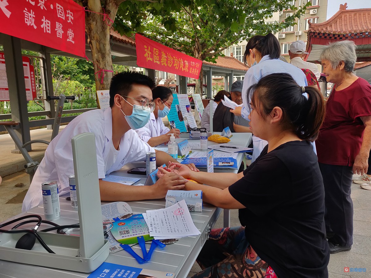 进入固安津狮花园小区开展名医进社区,义诊助健康公益活动