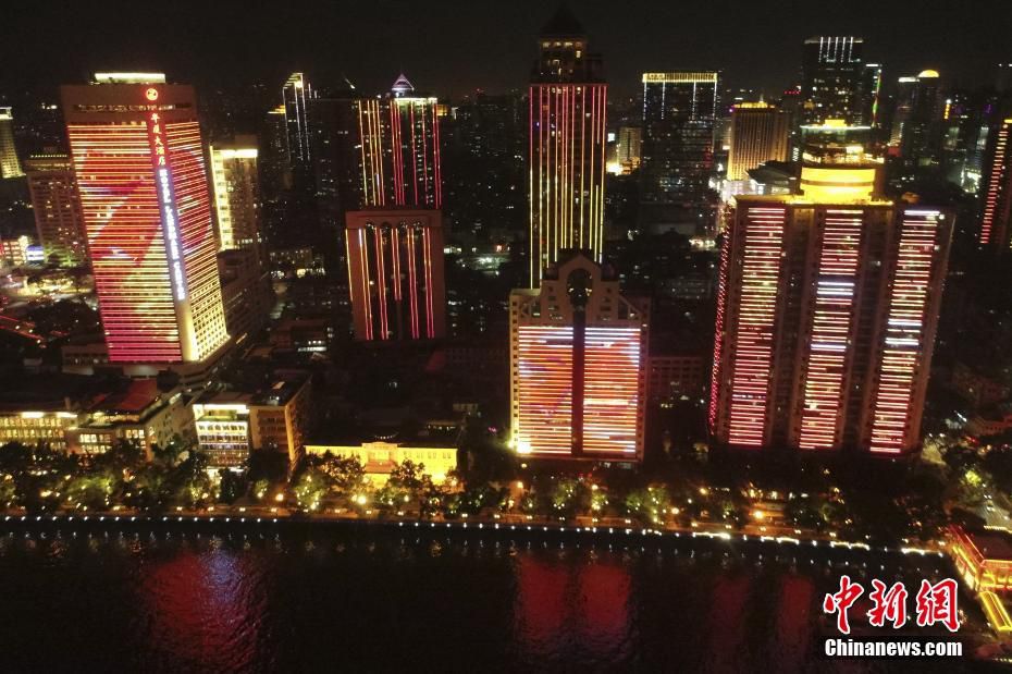 广州“迎国庆”主题灯光秀正式亮灯-中新经纬