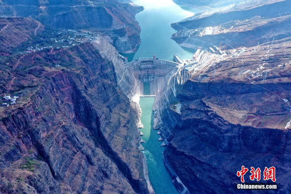 图为白鹤滩水电站大坝全景图.电站蓄水后形成的水库总库容为206.