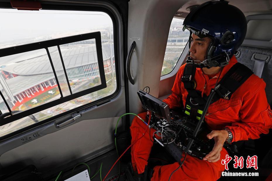 11月2日,上海市公安局警务航空队民警乘坐直升机在场馆周边进行空中