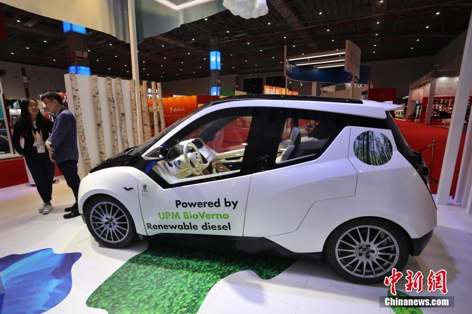 该车使用生物柴油,与化石燃料相比,可减少80%的温室气体排放.