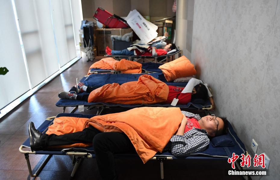 几位阿里员工在小床上休息.中新社记者 王刚 摄