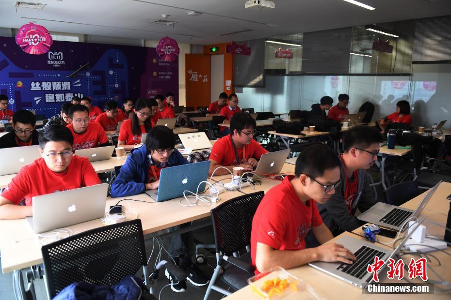 众多阿里工作人员在紧张加班中.中新社记者 王刚 摄