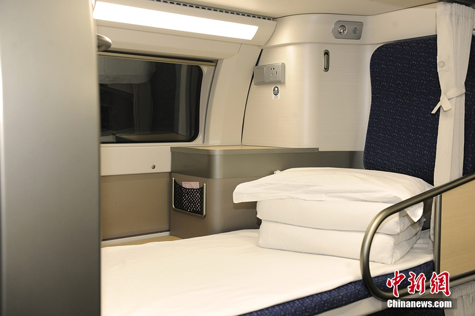 双层纵向卧铺动车 一铺一包间