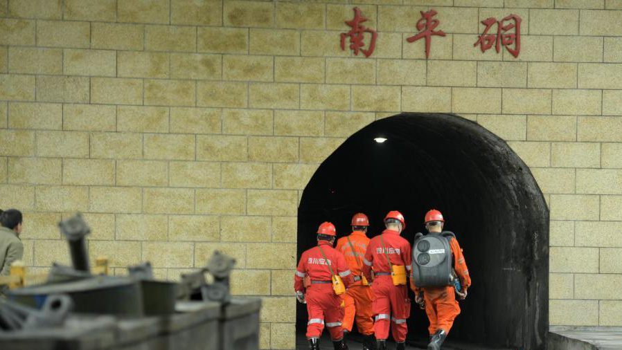 四川省宜宾市珙县杉木树煤矿透水事故救援现场,救援人员徒步进入矿井