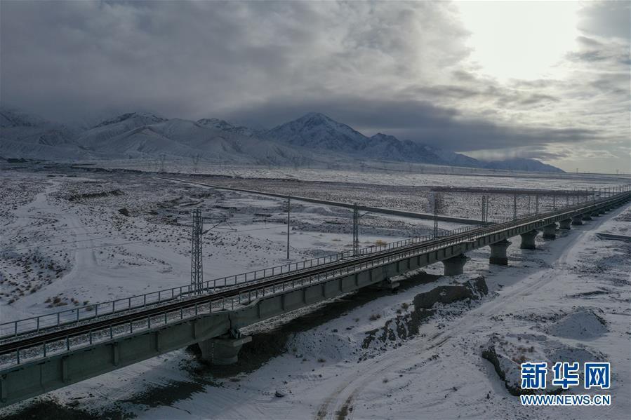 无人机拍摄的敦煌铁路大柴旦站附近的一处铁路桥.新华社记者 张龙 摄