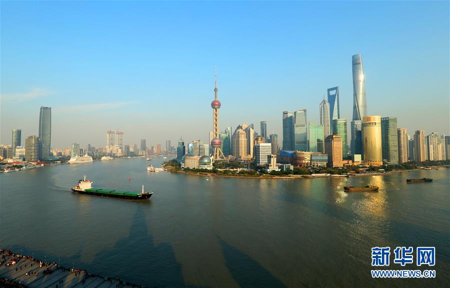 从上海海关钟楼眺望浦东陆家嘴(12月21日摄).