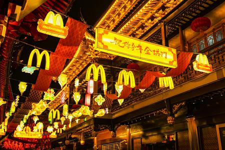 麦当劳中国携手非遗传承人以匠心灯火“祝你今年金拱门”