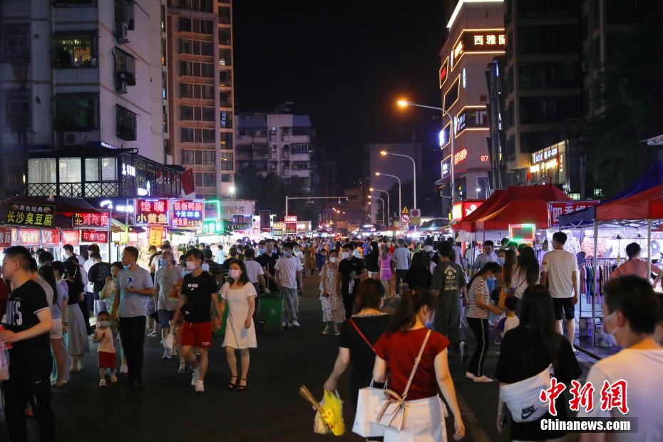 5月31日晚,湖北宜昌市城区cbd,解放路步行街一带商家将摊位摆到道路